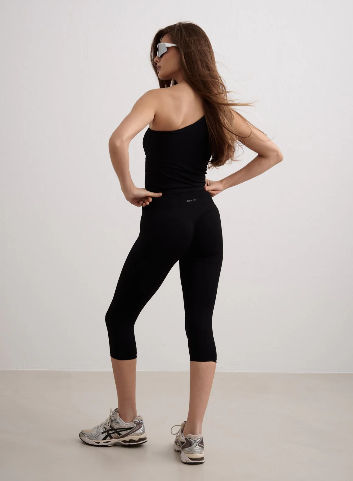 Black Shape Seamless Capri Tights - Image 2