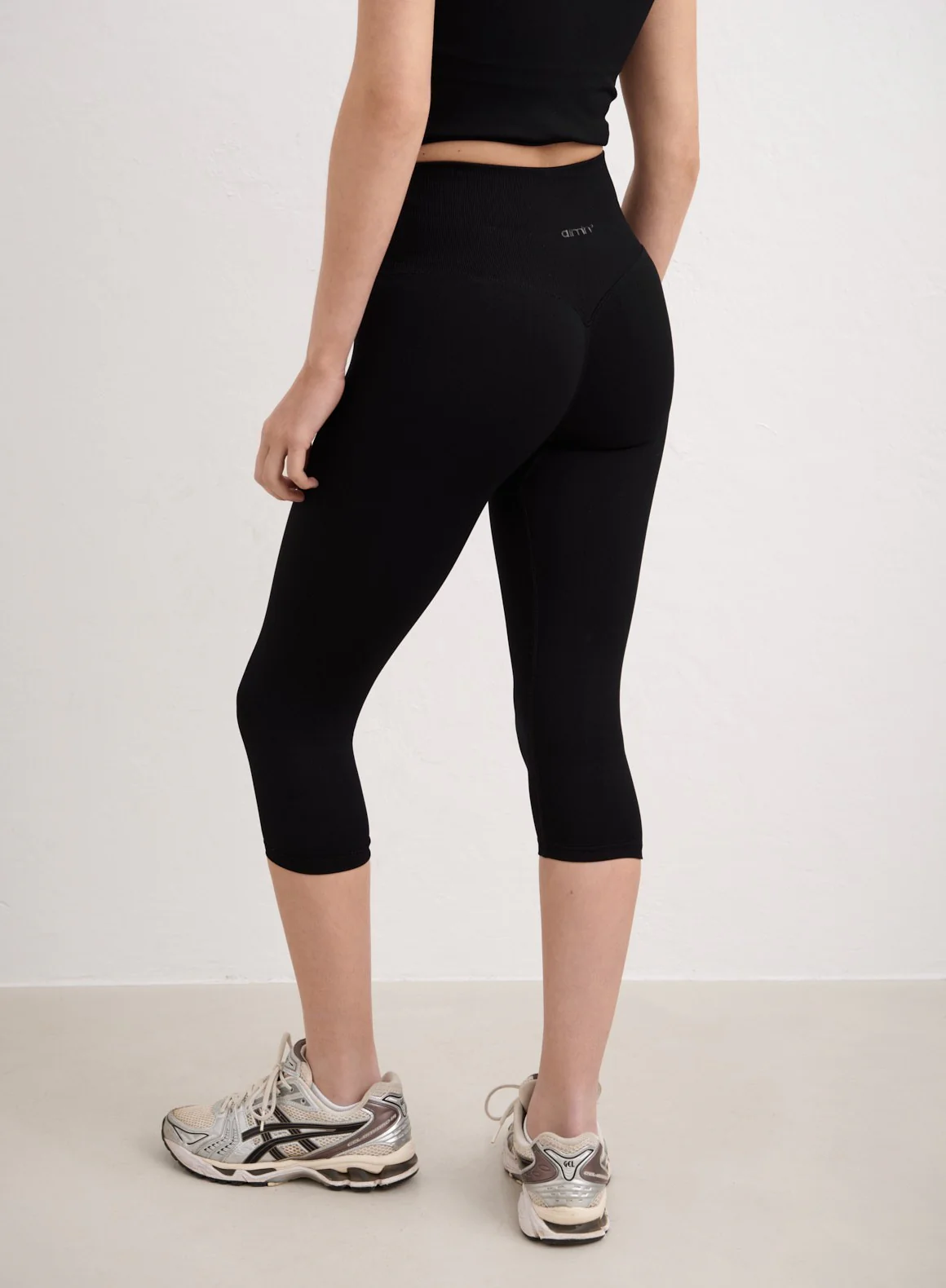 Black Shape Seamless Capri Tights - Image 4